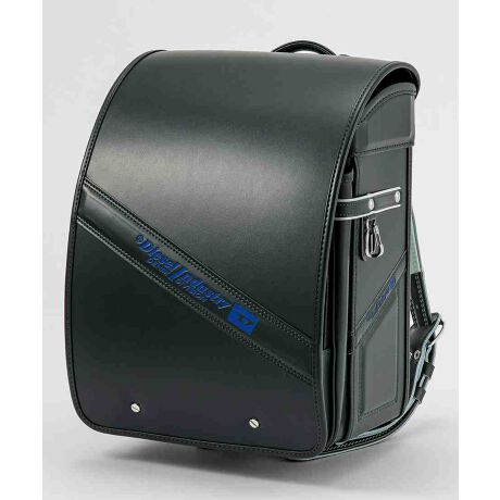 [^:DISR-22006]yaVȃJ[Rrl[Vy߂郂fzDIESELfj̃VOj`[łuhSG{XHŎ{A|CgŃJ[؂ւfUCIBV[Y͐VFɃAbvf[gAaVȃJ[Rrl[Vy߂DIESEL炵N[ŃX^CbVȃfUCByfBeB[z<^b`bN>邾ŎŃbNBqlłȒPɑł܂B<}`>G{XŃSfUCꂽTChplBX^bYt̑O߃xg̏㉺ɂ́AtN^[(ˍ)gpB<wJ>wJɂ͌xg̊pxRg[ARȎpŊyɔw悤ɊJꂽuEBOwJv̗pB<tN^[>O߁Axgɂ͖铹̂q܂̈S郊tN^[(ˍ)gpĂ܂B<|PbgfUC>O|Pbgɂ̓uhS̎hJ {Ă܂B<|Pbgdl>O|Pbg̓ɂ̓l[J[h DJtĂ܂B<IWi>t@Xi[̈ɂ́ADIESELSfUCꂽIWip[cgpB<uC}G{X>xgɂ͍EDJƃL[z_[ zu܂ByhZCۏ؂ɂāz̃hZ͊FlɈSĂgp߂ɁAdȂiǗyьoĂ͂vĂ܂B̕s̏̍ۂɂ͉L⏞͈͂ɂďCv܂B܂Ai͂̍ۂɂ́uhZCۏ؏v𓯕܂Bۏ؊Ԃ͂w6NԂƂȂ܂B<hZi̕⏞͈͂ɂ܂>Аi̕iɂ܂Ă͖S̑̐ŐvĂ܂Aۏ؊ԓɕБ̐ӔCɂȀႪꍇɂ͖ɂďCs킹Ē܂BA̍ڂɊYꍇ́A̕⏞͈͂珜OĒ̂ƒv܂BELɋN̏s̏ꍇȄs̌[iȊO̗RɂꍇE΍ЁAnkAQAȂVВnρAQAQ̎R/ݒuɂꍇEЃT[rXȊOɂCAɋNꍇȂAł⏞͈͔͂[iP̂̕⏞Ӗ̂ŁA[ǐ̏ႩU钼ړIAԐړIQ(ȋQ܂͑A편vA@)ɂ܂ẮAȂ鑹Q⏞珜OĒ̂Ƃ܂B<LCƂȂ ̏Ej(sӂ̈ӁA戵A{̗prȊOł̎戵ɂĔ̏)>FnT~AJb^[Ȃǂ̐؂菝ǂȂǂŎCĂłjF]񂾂AԂAXg[uŏĂĂ܂jAԂFhZɒʏgp͈̔͂𒴂镉ׂԂό`F{[y}WbNŏĂ܂ꓙLLړeȊOɂ̏Ejeɂ܂Ă͗LCƂȂꍇ܂̂ŗ\߂܂BDIESELfB[[DIESEL̓fj͂߁AApAANZT[̕LRNV񋟂A vVIȃC^[iViECtX^CEuhB1978N̑nȗADIESEL̓fjƊẼpCIjAA v~AEJWAEEFÃuhւƖiA ̃OWA[sƂJWAsƂقȂ鑶݂ƂāA młnʂzĂBڊo܂𐋂ŁA MAAȕ\ےuhƂĂ DIESEL̓Nŵ͍ςȂB VѐSӂ郆j[NȃfUC Ẽt@𖣗ĂBATTENTIONiʐ^͂ł茻iČ悤ɐSĂ܂Ap̃j^[ɂ荷ق܂BTCYdȂǂɑ̌̍ꍇ܂Bi̎dlуfUC͉P̂߁A\ȂύXꍇ܂B