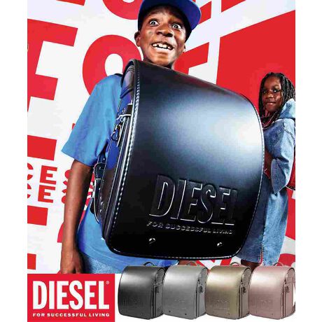 [^:DISR-21004]yVvȂX^CbVȃfUCz\ʑŜɌ򂪍ۗAK^bNۓIȃhZoBԂɁuDIESELvSG{XHō󂵁AMattdlɂȂĂA\ʂƂ̃MbvfUCDIESEL炵N[ŃX^CbVȈۂɁB4J[WJ̃hZ͂ǂj𖣗fUCłByfBeB[z<^b`bN>邾ŎłƃbNBql̐ɍ킹ČŒEɍLu~bNv̗pB<}`>G{XŃSfUCꂽTChplBO߃xg̏㉺ɂ́AtN^[(ˍ)gpB<wJ>wJɂ͌xg̊pxRg[ARȎpŊyɔw悤ɊJꂽutBbgv̗pB<tN^[>Axgɂ͖铹̂q܂̈S郊tN^[(ˍ)gpĂ܂B<|PbgfUC>O|Pbgɂ́ADIESELS̎hJ{ĂAꂼɂhJJ[́B<|Pbgdl>O|Pbg̓ɂ́ARCŐLkL[z_[DJtĂ܂B<IWi>t@Xi[̈ɂ́ADIESELSfUCꂽIWip[cgpB<uC}G{X>xgɂ́Auh̃ACRł郂qJ̃G{XS{Ă܂ByhZCۏ؂ɂāz̃hZ͊FlɈSĂgp߂ɁAdȂiǗyьoĂ͂vĂ܂B̕s̏̍ۂɂ͉L⏞͈͂ɂďCv܂B܂Ai͂̍ۂɂ́uhZCۏ؏v𓯕܂Bۏ؊Ԃ͂w6NԂƂȂ܂B<hZi̕⏞͈͂ɂ܂>Аi̕iɂ܂Ă͖S̑̐ŐvĂ܂Aۏ؊ԓɕБ̐ӔCɂȀႪꍇɂ͖ɂďCs킹Ē܂BA̍ڂɊYꍇ́A̕⏞͈͂珜OĒ̂ƒv܂BELɋN̏s̏ꍇȄs̌[iȊO̗RɂꍇE΍ЁAnkAQAȂVВnρAQAQ̎R/ݒuɂꍇEЃT[rXȊOɂCAɋNꍇȂAł⏞͈͔͂[iP̂̕⏞Ӗ̂ŁA[ǐ̏ႩU钼ړIAԐړIQ(ȋQ܂͑A편vA@)ɂ܂ẮAȂ鑹Q⏞珜OĒ̂Ƃ܂B<LCƂȂ ̏Ej(sӂ̈ӁA戵A{̗prȊOł̎戵ɂĔ̏)>FnT~AJb^[Ȃǂ̐؂菝ǂȂǂŎCĂłjF]񂾂AԂAXg[uŏĂĂ܂jAԂFhZɒʏgp͈̔͂𒴂镉ׂԂό`F{[y}WbNŏĂ܂ꓙLLړeȊOɂ̏Ejeɂ܂Ă͗LCƂȂꍇ܂̂ŗ\߂܂BDIESELfB[[DIESEL̓fj͂߁AApAANZT[̕LRNV񋟂A vVIȃC^[iViECtX^CEuhB1978N̑nȗADIESEL̓fjƊẼpCIjAA v~AEJWAEEFÃuhւƖiA ̃OWA[sƂJWAsƂقȂ鑶݂ƂāA młnʂzĂBڊo܂𐋂ŁA MAAȕ\ےuhƂĂ DIESEL̓Nŵ͍ςȂB VѐSӂ郆j[NȃfUC Ẽt@𖣗ĂBATTENTIONiʐ^͂ł茻iČ悤ɐSĂ܂Ap̃j^[ɂ荷ق܂BTCYdȂǂɑ̌̍ꍇ܂Bi̎dlуfUC͉P̂߁A\ȂύXꍇ܂B