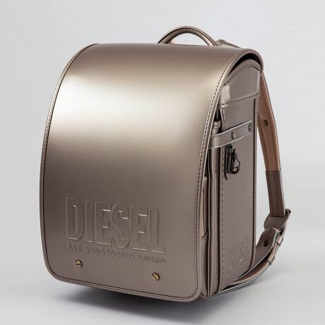 [^:DISR-21004]yVvȂX^CbVȃfUCz\ʑŜɌ򂪍ۗAK^bNۓIȃhZoBԂɁuDIESELvSG{XHō󂵁AMattdlɂȂĂA\ʂƂ̃MbvfUCDIESEL炵N[ŃX^CbVȈۂɁB4J[WJ̃hZ͂ǂj𖣗fUCłByfBeB[z<^b`bN>邾ŎłƃbNBql̐ɍ킹ČŒEɍLu~bNv̗pB<}`>G{XŃSfUCꂽTChplBO߃xg̏㉺ɂ́AtN^[(ˍ)gpB<wJ>wJɂ͌xg̊pxRg[ARȎpŊyɔw悤ɊJꂽutBbgv̗pB<tN^[>Axgɂ͖铹̂q܂̈S郊tN^[(ˍ)gpĂ܂B<|PbgfUC>O|Pbgɂ́ADIESELS̎hJ{ĂAꂼɂhJJ[́B<|Pbgdl>O|Pbg̓ɂ́ARCŐLkL[z_[DJtĂ܂B<IWi>t@Xi[̈ɂ́ADIESELSfUCꂽIWip[cgpB<uC}G{X>xgɂ́Auh̃ACRł郂qJ̃G{XS{Ă܂ByhZCۏ؂ɂāz̃hZ͊FlɈSĂgp߂ɁAdȂiǗyьoĂ͂vĂ܂B̕s̏̍ۂɂ͉L⏞͈͂ɂďCv܂B܂Ai͂̍ۂɂ́uhZCۏ؏v𓯕܂Bۏ؊Ԃ͂w6NԂƂȂ܂B<hZi̕⏞͈͂ɂ܂>Аi̕iɂ܂Ă͖S̑̐ŐvĂ܂Aۏ؊ԓɕБ̐ӔCɂȀႪꍇɂ͖ɂďCs킹Ē܂BA̍ڂɊYꍇ́A̕⏞͈͂珜OĒ̂ƒv܂BELɋN̏s̏ꍇȄs̌[iȊO̗RɂꍇE΍ЁAnkAQAȂVВnρAQAQ̎R/ݒuɂꍇEЃT[rXȊOɂCAɋNꍇȂAł⏞͈͔͂[iP̂̕⏞Ӗ̂ŁA[ǐ̏ႩU钼ړIAԐړIQ(ȋQ܂͑A편vA@)ɂ܂ẮAȂ鑹Q⏞珜OĒ̂Ƃ܂B<LCƂȂ ̏Ej(sӂ̈ӁA戵A{̗prȊOł̎戵ɂĔ̏)>FnT~AJb^[Ȃǂ̐؂菝ǂȂǂŎCĂłjF]񂾂AԂAXg[uŏĂĂ܂jAԂFhZɒʏgp͈̔͂𒴂镉ׂԂό`F{[y}WbNŏĂ܂ꓙLLړeȊOɂ̏Ejeɂ܂Ă͗LCƂȂꍇ܂̂ŗ\߂܂BDIESELfB[[DIESEL̓fj͂߁AApAANZT[̕LRNV񋟂A vVIȃC^[iViECtX^CEuhB1978N̑nȗADIESEL̓fjƊẼpCIjAA v~AEJWAEEFÃuhւƖiA ̃OWA[sƂJWAsƂقȂ鑶݂ƂāA młnʂzĂBڊo܂𐋂ŁA MAAȕ\ےuhƂĂ DIESEL̓Nŵ͍ςȂB VѐSӂ郆j[NȃfUC Ẽt@𖣗ĂBATTENTIONiʐ^͂ł茻iČ悤ɐSĂ܂Ap̃j^[ɂ荷ق܂BTCYdȂǂɑ̌̍ꍇ܂Bi̎dlуfUC͉P̂߁A\ȂύXꍇ܂B