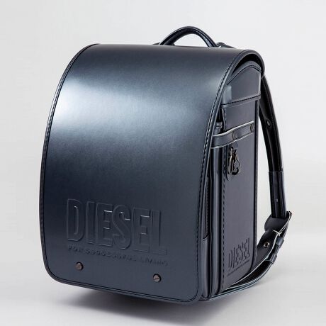 [^:DISR-21004]yVvȂX^CbVȃfUCz\ʑŜɌ򂪍ۗAK^bNۓIȃhZoBԂɁuDIESELvSG{XHō󂵁AMattdlɂȂĂA\ʂƂ̃MbvfUCDIESEL炵N[ŃX^CbVȈۂɁB4J[WJ̃hZ͂ǂj𖣗fUCłByfBeB[z<^b`bN>邾ŎłƃbNBql̐ɍ킹ČŒEɍLu~bNv̗pB<}`>G{XŃSfUCꂽTChplBO߃xg̏㉺ɂ́AtN^[(ˍ)gpB<wJ>wJɂ͌xg̊pxRg[ARȎpŊyɔw悤ɊJꂽutBbgv̗pB<tN^[>Axgɂ͖铹̂q܂̈S郊tN^[(ˍ)gpĂ܂B<|PbgfUC>O|Pbgɂ́ADIESELS̎hJ{ĂAꂼɂhJJ[́B<|Pbgdl>O|Pbg̓ɂ́ARCŐLkL[z_[DJtĂ܂B<IWi>t@Xi[̈ɂ́ADIESELSfUCꂽIWip[cgpB<uC}G{X>xgɂ́Auh̃ACRł郂qJ̃G{XS{Ă܂ByhZCۏ؂ɂāz̃hZ͊FlɈSĂgp߂ɁAdȂiǗyьoĂ͂vĂ܂B̕s̏̍ۂɂ͉L⏞͈͂ɂďCv܂B܂Ai͂̍ۂɂ́uhZCۏ؏v𓯕܂Bۏ؊Ԃ͂w6NԂƂȂ܂B<hZi̕⏞͈͂ɂ܂>Аi̕iɂ܂Ă͖S̑̐ŐvĂ܂Aۏ؊ԓɕБ̐ӔCɂȀႪꍇɂ͖ɂďCs킹Ē܂BA̍ڂɊYꍇ́A̕⏞͈͂珜OĒ̂ƒv܂BELɋN̏s̏ꍇȄs̌[iȊO̗RɂꍇE΍ЁAnkAQAȂVВnρAQAQ̎R/ݒuɂꍇEЃT[rXȊOɂCAɋNꍇȂAł⏞͈͔͂[iP̂̕⏞Ӗ̂ŁA[ǐ̏ႩU钼ړIAԐړIQ(ȋQ܂͑A편vA@)ɂ܂ẮAȂ鑹Q⏞珜OĒ̂Ƃ܂B<LCƂȂ ̏Ej(sӂ̈ӁA戵A{̗prȊOł̎戵ɂĔ̏)>FnT~AJb^[Ȃǂ̐؂菝ǂȂǂŎCĂłjF]񂾂AԂAXg[uŏĂĂ܂jAԂFhZɒʏgp͈̔͂𒴂镉ׂԂό`F{[y}WbNŏĂ܂ꓙLLړeȊOɂ̏Ejeɂ܂Ă͗LCƂȂꍇ܂̂ŗ\߂܂BDIESELfB[[DIESEL̓fj͂߁AApAANZT[̕LRNV񋟂A vVIȃC^[iViECtX^CEuhB1978N̑nȗADIESEL̓fjƊẼpCIjAA v~AEJWAEEFÃuhւƖiA ̃OWA[sƂJWAsƂقȂ鑶݂ƂāA młnʂzĂBڊo܂𐋂ŁA MAAȕ\ےuhƂĂ DIESEL̓Nŵ͍ςȂB VѐSӂ郆j[NȃfUC Ẽt@𖣗ĂBATTENTIONiʐ^͂ł茻iČ悤ɐSĂ܂Ap̃j^[ɂ荷ق܂BTCYdȂǂɑ̌̍ꍇ܂Bi̎dlуfUC͉P̂߁A\ȂύXꍇ܂B