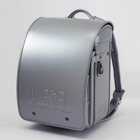 [^:DISR-21004]yVvȂX^CbVȃfUCz\ʑŜɌ򂪍ۗAK^bNۓIȃhZoBԂɁuDIESELvSG{XHō󂵁AMattdlɂȂĂA\ʂƂ̃MbvfUCDIESEL炵N[ŃX^CbVȈۂɁB4J[WJ̃hZ͂ǂj𖣗fUCłByfBeB[z<^b`bN>邾ŎłƃbNBql̐ɍ킹ČŒEɍLu~bNv̗pB<}`>G{XŃSfUCꂽTChplBO߃xg̏㉺ɂ́AtN^[(ˍ)gpB<wJ>wJɂ͌xg̊pxRg[ARȎpŊyɔw悤ɊJꂽutBbgv̗pB<tN^[>Axgɂ͖铹̂q܂̈S郊tN^[(ˍ)gpĂ܂B<|PbgfUC>O|Pbgɂ́ADIESELS̎hJ{ĂAꂼɂhJJ[́B<|Pbgdl>O|Pbg̓ɂ́ARCŐLkL[z_[DJtĂ܂B<IWi>t@Xi[̈ɂ́ADIESELSfUCꂽIWip[cgpB<uC}G{X>xgɂ́Auh̃ACRł郂qJ̃G{XS{Ă܂ByhZCۏ؂ɂāz̃hZ͊FlɈSĂgp߂ɁAdȂiǗyьoĂ͂vĂ܂B̕s̏̍ۂɂ͉L⏞͈͂ɂďCv܂B܂Ai͂̍ۂɂ́uhZCۏ؏v𓯕܂Bۏ؊Ԃ͂w6NԂƂȂ܂B<hZi̕⏞͈͂ɂ܂>Аi̕iɂ܂Ă͖S̑̐ŐvĂ܂Aۏ؊ԓɕБ̐ӔCɂȀႪꍇɂ͖ɂďCs킹Ē܂BA̍ڂɊYꍇ́A̕⏞͈͂珜OĒ̂ƒv܂BELɋN̏s̏ꍇȄs̌[iȊO̗RɂꍇE΍ЁAnkAQAȂVВnρAQAQ̎R/ݒuɂꍇEЃT[rXȊOɂCAɋNꍇȂAł⏞͈͔͂[iP̂̕⏞Ӗ̂ŁA[ǐ̏ႩU钼ړIAԐړIQ(ȋQ܂͑A편vA@)ɂ܂ẮAȂ鑹Q⏞珜OĒ̂Ƃ܂B<LCƂȂ ̏Ej(sӂ̈ӁA戵A{̗prȊOł̎戵ɂĔ̏)>FnT~AJb^[Ȃǂ̐؂菝ǂȂǂŎCĂłjF]񂾂AԂAXg[uŏĂĂ܂jAԂFhZɒʏgp͈̔͂𒴂镉ׂԂό`F{[y}WbNŏĂ܂ꓙLLړeȊOɂ̏Ejeɂ܂Ă͗LCƂȂꍇ܂̂ŗ\߂܂BDIESELfB[[DIESEL̓fj͂߁AApAANZT[̕LRNV񋟂A vVIȃC^[iViECtX^CEuhB1978N̑nȗADIESEL̓fjƊẼpCIjAA v~AEJWAEEFÃuhւƖiA ̃OWA[sƂJWAsƂقȂ鑶݂ƂāA młnʂzĂBڊo܂𐋂ŁA MAAȕ\ےuhƂĂ DIESEL̓Nŵ͍ςȂB VѐSӂ郆j[NȃfUC Ẽt@𖣗ĂBATTENTIONiʐ^͂ł茻iČ悤ɐSĂ܂Ap̃j^[ɂ荷ق܂BTCYdȂǂɑ̌̍ꍇ܂Bi̎dlуfUC͉P̂߁A\ȂύXꍇ܂B