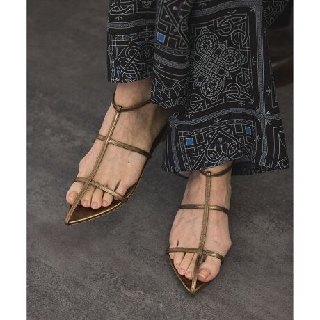 [^ԁFSHA45020]fUC/VGbgɍא̃Abp[fUCɂ邱ƂŁAk[fB[ŉؚȈۂ1Ɏdグ܂B~ɂ͂肰ȂuhS̃}[N~j}ȃfUCBX^COɒ悢vXłACełBJ[̓ubNAuYiRbp[uEj2FWJBfރX[X}bgȕ\ʊ̋vgpBV[Y̒߁ꕔ̔ɔz̍ۂɂĂ܂Aւ݂Ȃǂꍇ܂Aiɖ͂܂B