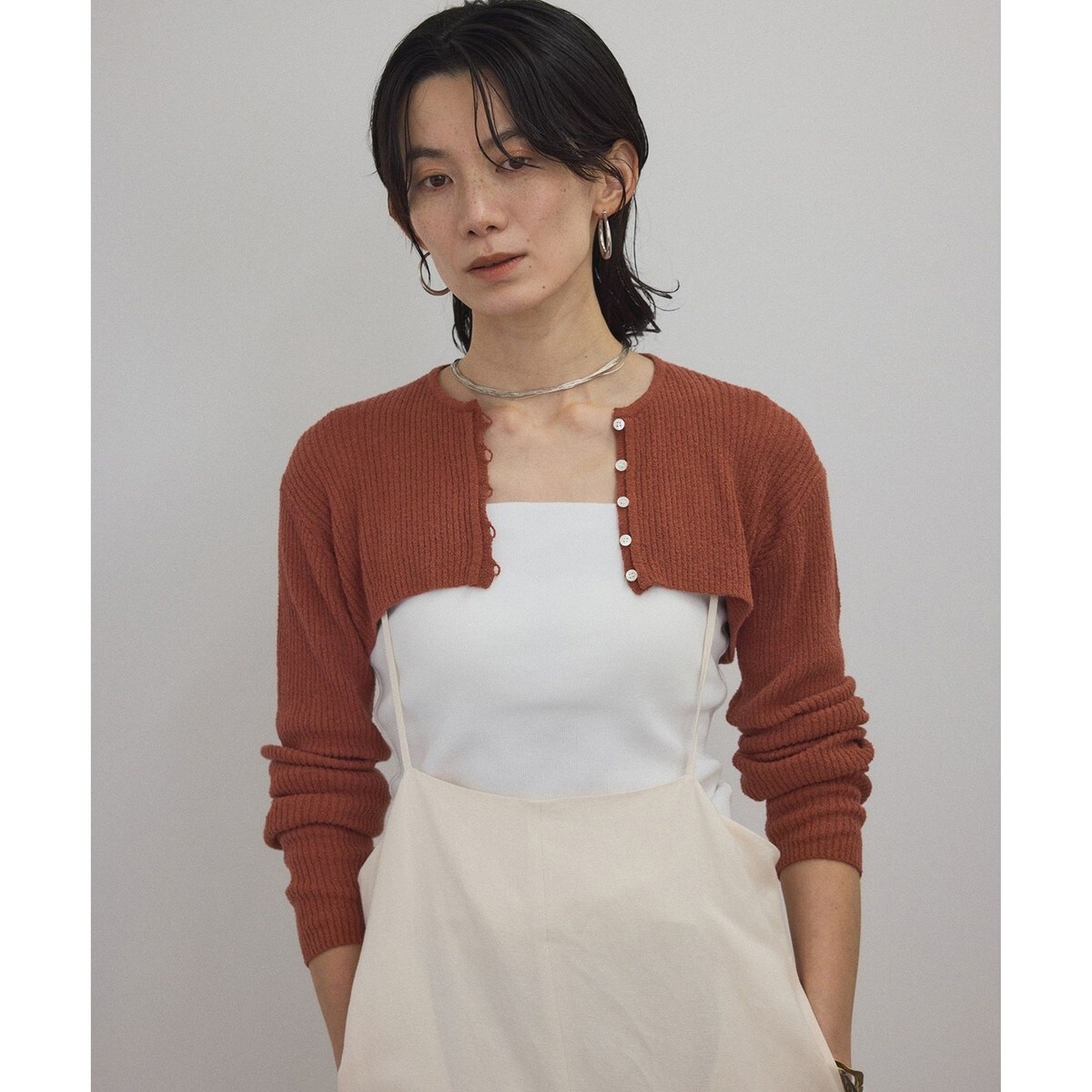 アダムエロペ【サステナブル】クルーネックショートカーディガン セール 70%OFF】【サステナブル】襟付きクロップドカーディガン