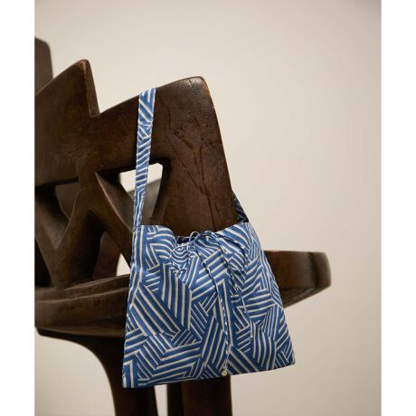 [^ԁFSHX45120]fUC/VGbg⌋ѕR܂ŃoeB̐ngpA~jTCỸg[gobOBX}[gtH₨zTCYŁAyʂ̂ߗsobO/ZJhobOƂĂ􂵂܂BfރoeBEt@ubNX\^i[BVŇ┧GRbgŎ邽߂ɃoeBƎɊJ܂B^i[nɎgĂȉԂ́A@ۂʏ̖ȉԂȉԂgpBČyAD̖xĂȂ₩BLȃh[vA_炩ȔG肪łBł󂪉\Ȃ̂BƂɃVL΂ĉA邱ƂŁAF򂹂hAp邱Ƃł܂BuFUTURLIBERTYvȃN`GłCeAfUCi[łtFfREtHPƃoeB̃R{[VB悤Ȋ􉽊w͗lAƂۉAY~JȃCȂǁAtHP̌|pIZXƃoeB̏nNtg}VbvZRNVłBVѐŜR[WƂVȃvgŁANVbNȃfUCtbVAƔhȖ邳fUCւƕω܂Bł͓WJĂ炸ASALON̕ʒŃ^i[ɃvgĂ܂BoeBV[YꗗEiԍFSHY35230@iFoeBI[CEiԍFSHS35230@iFoeBpcEiԍFSHX45120@iFoeB~jg[gobOEiԍFSHZ45070@iFoeBVVEiԍFSHZ45080@iFoeB}`R[hlbNX[[[[[[[[[[|Pbg̐FO0A0A4[Fs\V_[RFȂ[[[[[[[[[[