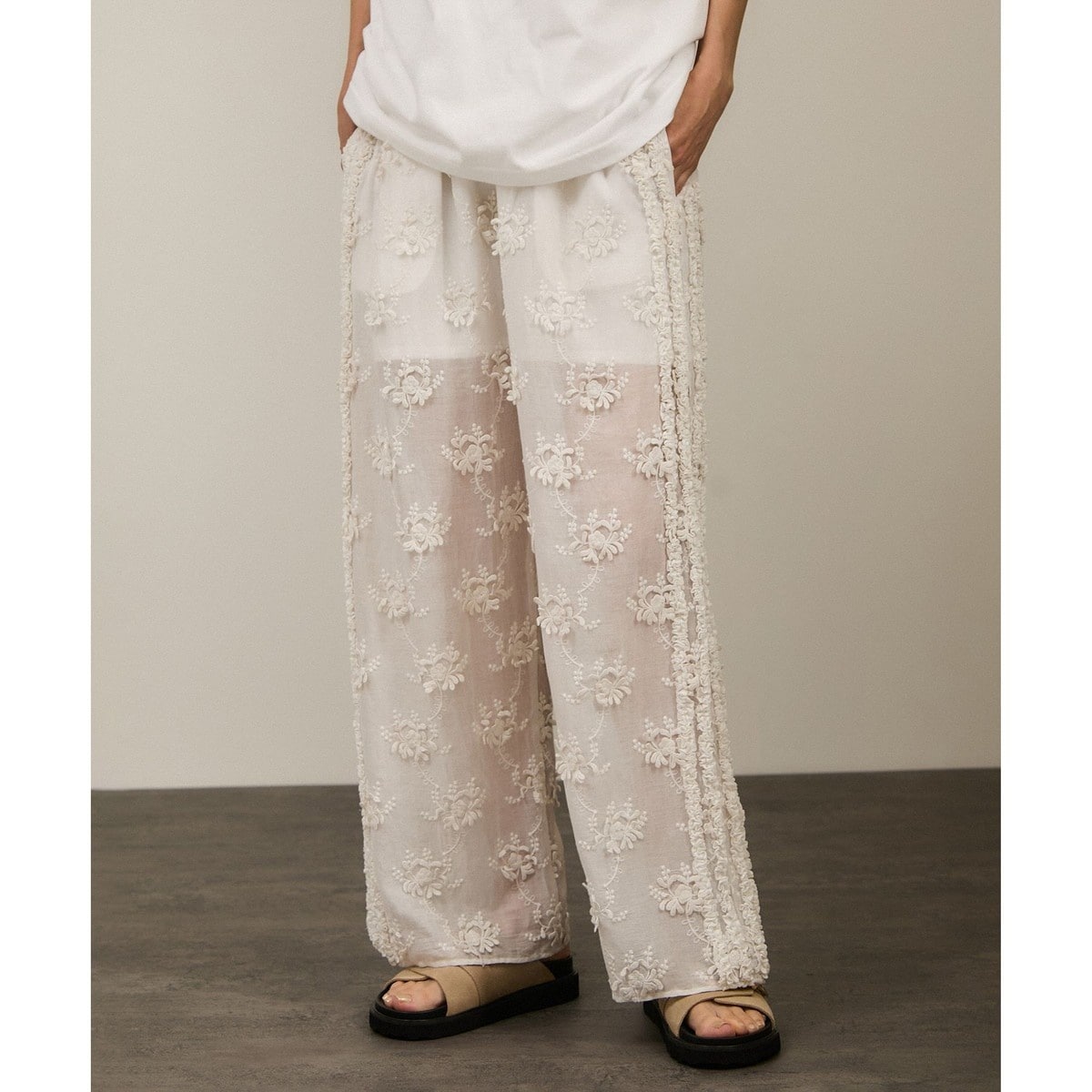 サロン アダム エ ロペ（SALON adam et rope’ ）/【crinkle crinkle crinkle】別注3D刺繍サイドフリルパンツ crinkle crinkle crinkle】別注3D刺繍サイドフリルパンツ | サロン