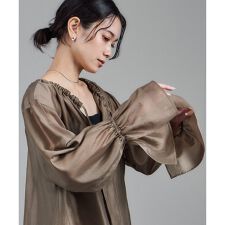 【WEB限定】2WAYシアーリュクスギャザーブラウス