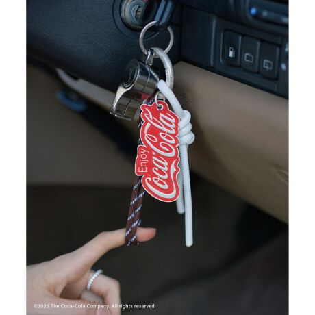 [^ԁFSHZ45060]fUC/VGbgEňꑱRJR[Ƃ́ABe[WY`[B1970N̎RŊJIȃ[hےgEnjoy Coca-ColahSA^ƃG|LVŗ̓Iɕ\IWiv[g݊܂BRJR[̏ےłN₩ȃbhJ[ɂAzCg̃R[h`[ƁA_[NuẼpR[hgݍ킹āAX^COɉfghzFɎdグ܂BɁANbLOH{Vo[bL̕\ʂŁA70ÑAȃBe[WoB`[̗ʂɂ́ggo with the flowhƂRȐ_߂bZ[WOtBbN炢AfBe[܂ŔȂfUCĂ܂B傫߂̃T[NJritŁAobÕnhV_[Axg[vɂȒPɎt\Bt@bVɗVѐSYĂABꖳ̃ANZT[łBfށES`[F򊴂Ɨ̊𐶂ރ^~G|LVH̑gݍ킹EpR[h`[Fϋvƌy˔|GXefށER[h`[F_炩₷vgpAdオɁR[fBl[gVvȃobOɃANZgƂăvX邾ŁAR[fBl[gɌƃghvXBU[iCfނ̃obOƂ̑QŁAl̗VѐSo܂Bxg[vɕt΃JWAX^C̃ANZgɁBXJ[t⑼̃`[Ƒgݍ킹Ď̃JX^}CY\łBI[V[Yg郆jZbNXȃfUCŁARJR[̂悤ɍX^C𒴂ĎRɊy߂ACełBRNVMtgɂ߁BgTimelessly by Your Sideh𒴂ĂׂɃRJR[̗ネSɏhh^CXȖ́hCXs[VɃXyVRNVWJ܂BłӂƏoBe[WTVĉ悤ɁBRJR[voĂ̂́ASقǂRȎԂƕiB{[_[TVcLbvAXJ[tA`[ȂǁA̗͂𔲂Ċy߂h炵hoJXX^CĂ܂BeCXgщzāBRJR[ƂƂɁAČ܂܂̃[hgbvցByRJR[Ƃ̃XyVRNVACezyCoca-ColazBe[WCNm[X[uTVciiԁFSHM35450jyCoca-ColazBe[WCNTVciiԁFSHM35400jyCoca-Colazphoto TShirtiiԁFSHM35410jyCoca-ColazXJ[tiiԁFSHN45050jyCoca-ColazGuC_[LbviiԁFSHU45000jyCoca-Colaz{g`[iiԁFSHZ45050jyCoca-ColazS`[iiԁFSHZ45060jyCoca-ColazJ`[iiԁFSHZ45090j