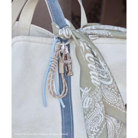 [^ԁFSHZ45050]fUC/VGbgEňRJR[Ƃ̓ʎdl{g`[BRJR[ےRcA[{g`[tɁA^~G|LVŎdグIWiv[ggpABꖳ̑݊o܂BJ[͌ȂubNɋ߂[݂̂_[NuEBɃgĥTbNXu[̃R[h`[ƁAx[W̃pR[h`[~bNXāAꂽX^CɎdグ܂BbLɂ̓NbLOH{Vo[J[̗pA70NピBe[Ŵ悤ȕ\Bʂɂ́ggo with the flowh̃OtBbN{ARȐ_߂fUCɁB傫߂̃T[NJritŁAobÕnhV_[XgbvAxg[vɂȒPɑłACyɃANZgvXł܂Bfރ{g`[ɂ͑ϋvƍ˔^ɃG|LVH{fނ̗pBpR[h`[ɂ̓|GXeAR[h`[ɂ͍vgpÄႢŉs\o܂BR[fBl[gVvȃobOɕtď{̃[hvX̂͂AU[iCobOɍ킹đl̗VѐSX^COɁBxg[vɕtăEGXg̃ANZgƂĎg΁A~^[⃏[ÑJWAR[fɂɁAXJ[t莝̃`[Ƒgݍ킹āÃp[\iCYX^Cy߂܂BV[YXŎARJR[̂悤ɎX^C𒴂Ĉ鎩RȃANZT[ƂāÃR[fBl[gɍʂYĂACełBgTimelessly by Your Sideh𒴂ĂׂɃRJR[̗ネSɏhh^CXȖ́hCXs[VɃXyVRNVWJ܂BłӂƏoBe[WTVĉ悤ɁBRJR[voĂ̂́ASقǂRȎԂƕiB{[_[TVcLbvAXJ[tA`[ȂǁA̗͂𔲂Ċy߂h炵hoJXX^CĂ܂BeCXgщzāBRJR[ƂƂɁAČ܂܂̃[hgbvցByRJR[Ƃ̃XyVRNVACezyCoca-ColazBe[WCNm[X[uTVciiԁFSHM35450jyCoca-ColazBe[WCNTVciiԁFSHM35400jyCoca-Colazphoto TShirtiiԁFSHM35410jyCoca-ColazXJ[tiiԁFSHN45050jyCoca-ColazGuC_[LbviiԁFSHU45000jyCoca-Colaz{g`[iiԁFSHZ45050jyCoca-ColazS`[iiԁFSHZ45060jyCoca-ColazJ`[iiԁFSHZ45090j