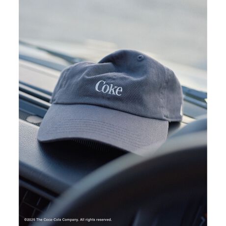 [^ԁFSHU45000]fUC/VGbgRȃ[hY1970ÑRJR[SAjAXhJŃtgɎ{ABe[WCNŐ[݂̂\Ɏdグ܂BTChɂ̓NVbNȃ{gVGbg̎hJ炢A肰ȂVѐSvXBobNɂ̓TCY߉\ȃAWX^[tŁAtBbgQBANeBuȃV[łSĒpł܂BjZbNXŎĝŁAp[gi[ƑƂ̃VFA߁BĂ̋AȂꊴ̂ANZgĂ闊ACełBfރRbg100̃cCfނgpAhC^b`ŃBe[Wȕ́BzEzɗDĂA΂ދG߂KȒpBI[V[YΉ\ŁAfC[Ɏg₷fފłBJ[͏_炩Ɣ˔Cgx[WƁÂ`R[2FWJBR[fBl[gTVc~fj̒ԃX^Cɍ킹邾ōۂ܂LbvBÂ߂ȃuEX⃏s[X̊OACeƂĂ߁BXJ[tƍ킹X^COGځBou[VJɃLbv̏ォ犪AAWX^[ɃXJ[tԂŁA{̃[hYX^COɎdオ܂BTOX⃊bNƍ킹AEghAEtFXX^CA[hȃZbgAbvɂăvX~bNX̂钅ȂzĈRJR[̂悤ɁARȔzŃX^COy݂BgTimelessly by Your Sideh𒴂ĂׂɃRJR[̗ネSɏhh^CXȖ́hCXs[VɃXyVRNVWJ܂BłӂƏoBe[WTVĉ悤ɁBRJR[voĂ̂́ASقǂRȎԂƕiB{[_[TVcLbvAXJ[tA`[ȂǁA̗͂𔲂Ċy߂h炵hoJXX^CĂ܂BeCXgщzāBRJR[ƂƂɁAČ܂܂̃[hgbvցByRJR[Ƃ̃XyVRNVACezyCoca-ColazBe[WCNm[X[uTVciiԁFSHM35450jyCoca-ColazBe[WCNTVciiԁFSHM35400jyCoca-Colazphoto TShirtiiԁFSHM35410jyCoca-ColazXJ[tiiԁFSHN45050jyCoca-ColazGuC_[LbviiԁFSHU45000jyCoca-Colaz{g`[iiԁFSHZ45050jyCoca-ColazS`[iiԁFSHZ45060jyCoca-ColazJ`[iiԁFSHZ45090j