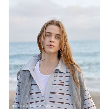 [^ԁFSHE35460]fUC/VGbgEňRJR[Ƃ̓ʂȃs[XB1970ÑT[tJ`[璅z𓾂Be[WCNȃ}`{[_[ƁAgpĂRJR[S̃bhhJ|CgBXLbp[fUC܂V[vɌAƂVGbgő̌^Jo[܂Bgȕ͋CoܕtfUCA̘rJo[钷߂̑́B΂̗ǂobNxcTCh|Pbgtŋ@\BJWA炫ꂢ߂܂ŕLȂy߂ꖇłBfނƂƓKxȃnRbg100̃Jbg\[fނgpBɂŜ݂ƁAiȌ򊴂oVPbgHŁAlɂ₷dオɁBzEzɗDĂAtăV[ỸfC[gɂKȒSnĂ܂BR[fBl[gXj[J[킹JWAX^C͂AؚȃT_~jobOŏ炵vXMIXR[f߁BVcCċ܂C[hG炵X^COAWPbgHDĂoXǂ܂閜\fUCBRJR[̎RȐ_悤ɁAX^CORɊy߂ꒅłB-----------------------------nFȂ򊴁FȂFȂLkF萶ňF-----------------------------gTimelessly by Your Sideh𒴂ĂׂɃRJR[̗ネSɏhh^CXȖ́hCXs[VɃXyVRNVWJ܂BłӂƏoBe[WTVĉ悤ɁBRJR[voĂ̂́ASقǂRȎԂƕiB{[_[TVcLbvAXJ[tA`[ȂǁA̗͂𔲂Ċy߂h炵hoJXX^CĂ܂BeCXgщzāBRJR[ƂƂɁAČ܂܂̃[hgbvցByRJR[Ƃ̃XyVRNVACezyCoca-ColazBe[WCNm[X[uTVciiԁFSHM35450jyCoca-ColazBe[WCNTVciiԁFSHM35400jyCoca-Colazphoto TShirtiiԁFSHM35410jyCoca-ColazXJ[tiiԁFSHN45050jyCoca-ColazGuC_[LbviiԁFSHU45000jyCoca-Colaz{g`[iiԁFSHZ45050jyCoca-ColazS`[iiԁFSHZ45060jyCoca-ColazJ`[iiԁFSHZ45090j