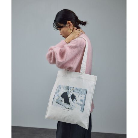 [^ԁFSHX45130]fUC/VGbgA[eBXeBbNȃvgfqJim Goldbergr̃tHgg[gobOBvgɂ2023ŃuComing and GoingvZNgꂽʐ^gpAƃXg[[vXĂ܂BʔNgpłėp̍͂łBJim Goldberg (WES[ho[O)u}OiEtHgv AJltHgOt@[BlXȃJ`[e[}ɁAẼt@𖣗Ă܂BW͂΂΁AhL^[A񓹎ʐ^ƂƂ܂AނȂł͂̃IWieB[́Aʐ^ƃeLXgD\Bʐ^BAɔʑ́A͔ގgLꂽAR[Wōč\@ƂĂ܂Bî̃[h͂ǂj[NɌĂĂAۂ̔ʑ̂obNOEhɃMbvA̖\͐ƃZZ[ViA90Nテ[XJ`[ƂSALOÑ^[QbgwƍG̃e[}yin MEzƂ̐eaAEmut SɗƂł܂BgpĂi2023Noł̔ނ̎`IȍigComing and GoinghtB[`[BlԂ̕ՓIȃe[}łKƕʂ(Coming and Going)e[}ɂȂʐ^WŁAЉ肩玄IȏoȂǁAނ̂܂ł̐l̓L̗lȎʐ^WłBƈȊOł̓JtHjApwŋڂƂAƎʐ^肪Ă܂BJim GoldbergV[YꗗEiԍFSHM35530@iFJim GoldbergtHgvgTEEEiԍFSHM35520@iFJim GoldbergtHgvgXEFbgEiԍFSHX45130@iF Jim Goldberg tHgvgg[gobOyemute siG~[gjzempathy x emotionɏ炷A[gu_NgĂASALON adam et ropef̐V[xB