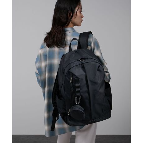 [^ԁFSDX05051]fUC/VGbgjZbNXɂgp~j}ȕ͋C͂̂܂܂ɁATCY@\ɏ[BPC₨ٓȂǂ]Tē悤Aƃ}`oTCỸbNɎdグ܂BV_[͑ŃNbV̐݌vȂ̂ŁAוȃbNł芴̂wSnłBJriŎO\ȃ|[`́Abv⃏CXCzȂǁAɏoꂵ[łTCYłBt̃GRobO[΁A}ɉוɂSB{̊Oɂ́Agh̃obO`[d˕t\ȃJritbNp[vAGRobÕT[N|[`A֗ȃt@Xi[|Pbg2ӏATChɂ̓ybg{gۂ肨܂I[v|PbgBwʂ̊ђʃt@Xi[邱ƂŁAdԓȂǂłȒPɉוoł܂B{̓ɂ͒g킩₷bVt@Xi[|PbgAPCp|PbgAȂǂtiXJ`[ƁA[̋@\BPCp̔wʃ|Pbgɂ̓NbVނĂ̂ŁAPCP[XꂸɃm[gp\R^ubgtɓĂ܂BGRobO̓bNɂăJ[قȂ܂BubN(01)AO[(07)̃GRobO̓ubNAx[W(09)̃GRobO̓uEƂȂ܂Bfޕ\nɂ͂ƃniCIbNXfނgpAnɂ͔yʂȃ|GXefނgpB\nɂ͝H{Ă܂̂ŁA}ȉJȂǂɂS̑fނłBt@Xi[̎dl͖hHł͂܂BR[fBl[gVvIVȃfUCŃX^COI΂AjZbNX/jpłg܂Bd/ʋΒ/ItBXJWAɂV_[obOt̃bN܂BiԍFSDX03002iFyWEBz[V_[obOtEjZbNXŎgEyʁEA4ΉEe]obNpbN 4[[[[[[[[[[|Pbg̐FO5(t@Xi[^Cv2Aw1ATCh2)A1PC|Pbg14C`܂ŉ\w̃t@Xi[͖{̓ƌqĂ܂Biʃ|Pbgł͂܂jTCh̃|PbgF20cmAF14cmALaő10-11cmقA4[F\V_[RFȂGRobOtJriFO1A1bNeʁF17.9LGRobOeʁF1.3L[[[[[[[[[[