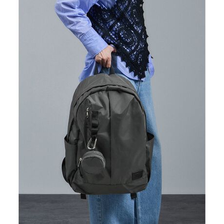 [^ԁFSDX05051]fUC/VGbgjZbNXɂgp~j}ȕ͋C͂̂܂܂ɁATCY@\ɏ[BPC₨ٓȂǂ]Tē悤Aƃ}`oTCỸbNɎdグ܂BV_[͑ŃNbV̐݌vȂ̂ŁAוȃbNł芴̂wSnłBJriŎO\ȃ|[`́Abv⃏CXCzȂǁAɏoꂵ[łTCYłBt̃GRobO[΁A}ɉוɂSB{̊Oɂ́Agh̃obO`[d˕t\ȃJritbNp[vAGRobÕT[N|[`A֗ȃt@Xi[|Pbg2ӏATChɂ̓ybg{gۂ肨܂I[v|PbgBwʂ̊ђʃt@Xi[邱ƂŁAdԓȂǂłȒPɉוoł܂B{̓ɂ͒g킩₷bVt@Xi[|PbgAPCp|PbgAȂǂtiXJ`[ƁA[̋@\BPCp̔wʃ|Pbgɂ̓NbVނĂ̂ŁAPCP[XꂸɃm[gp\R^ubgtɓĂ܂BGRobO̓bNɂăJ[قȂ܂BubN(01)AO[(07)̃GRobO̓ubNAx[W(09)̃GRobO̓uEƂȂ܂Bfޕ\nɂ͂ƃniCIbNXfނgpAnɂ͔yʂȃ|GXefނgpB\nɂ͝H{Ă܂̂ŁA}ȉJȂǂɂS̑fނłBt@Xi[̎dl͖hHł͂܂BR[fBl[gVvIVȃfUCŃX^COI΂AjZbNX/jpłg܂Bd/ʋΒ/ItBXJWAɂV_[obOt̃bN܂BiԍFSDX03002iFyWEBz[V_[obOtEjZbNXŎgEyʁEA4ΉEe]obNpbN 4[[[[[[[[[[|Pbg̐FO5(t@Xi[^Cv2Aw1ATCh2)A1PC|Pbg14C`܂ŉ\w̃t@Xi[͖{̓ƌqĂ܂Biʃ|Pbgł͂܂jTCh̃|PbgF20cmAF14cmALaő10-11cmقA4[F\V_[RFȂGRobOtJriFO1A1bNeʁF17.9LGRobOeʁF1.3L[[[[[[[[[[