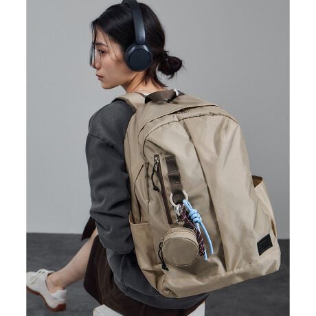 [^ԁFSDX05051]fUC/VGbgjZbNXɂgp~j}ȕ͋C͂̂܂܂ɁATCY@\ɏ[BPC₨ٓȂǂ]Tē悤Aƃ}`oTCỸbNɎdグ܂BV_[͑ŃNbV̐݌vȂ̂ŁAוȃbNł芴̂wSnłBJriŎO\ȃ|[`́Abv⃏CXCzȂǁAɏoꂵ[łTCYłBt̃GRobO[΁A}ɉוɂSB{̊Oɂ́Agh̃obO`[d˕t\ȃJritbNp[vAGRobÕT[N|[`A֗ȃt@Xi[|Pbg2ӏATChɂ̓ybg{gۂ肨܂I[v|PbgBwʂ̊ђʃt@Xi[邱ƂŁAdԓȂǂłȒPɉוoł܂B{̓ɂ͒g킩₷bVt@Xi[|PbgAPCp|PbgAȂǂtiXJ`[ƁA[̋@\BPCp̔wʃ|Pbgɂ̓NbVނĂ̂ŁAPCP[XꂸɃm[gp\R^ubgtɓĂ܂BGRobO̓bNɂăJ[قȂ܂BubN(01)AO[(07)̃GRobO̓ubNAx[W(09)̃GRobO̓uEƂȂ܂Bfޕ\nɂ͂ƃniCIbNXfނgpAnɂ͔yʂȃ|GXefނgpB\nɂ͝H{Ă܂̂ŁA}ȉJȂǂɂS̑fނłBt@Xi[̎dl͖hHł͂܂BR[fBl[gVvIVȃfUCŃX^COI΂AjZbNX/jpłg܂Bd/ʋΒ/ItBXJWAɂV_[obOt̃bN܂BiԍFSDX03002iFyWEBz[V_[obOtEjZbNXŎgEyʁEA4ΉEe]obNpbN 4[[[[[[[[[[|Pbg̐FO5(t@Xi[^Cv2Aw1ATCh2)A1PC|Pbg14C`܂ŉ\w̃t@Xi[͖{̓ƌqĂ܂Biʃ|Pbgł͂܂jTCh̃|PbgF20cmAF14cmALaő10-11cmقA4[F\V_[RFȂGRobOtJriFO1A1bNeʁF17.9LGRobOeʁF1.3L[[[[[[[[[[