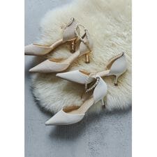 パールアンクルチャーム付きパンプス