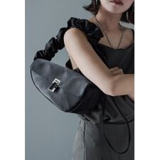 ニアナ(niana)のサテンフリルハンドルバッグ