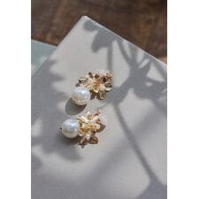 メタルフラワーパールイヤリング