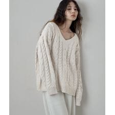 ケーブル編みVネックニット