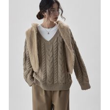 ケーブル編みVネックニット