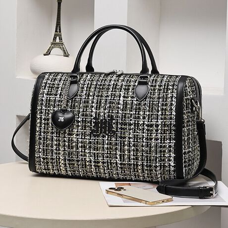 [^:JUT-82250B]NVJłȂAXg[g⃂[hȕ͋CZƍtIVobO͗łCAK􃌃gȃrbO{Xg͈ڒu邱ƊԈႢiVłV[Y[h܂fނJouetie炵S}[N̎hJONՂn[gJCC `[gݍ킹Ďdグ܂Bɂ͖FN₩ȃcB[h̐nQɃIVIcC[hnɂׂ͍ȃD荞܂ApxɂăLLƌ܂BpCsOɂ̓U[fނgpÂfUCɁBTCÝAƉו̎[ł郉[WTCYL[P[X̃nhɑAL[IobNƂĂg܂Bt̃V_[Ŏ΂ߊ|A|\傫JČ₷o₷Eht@Xi[^CvŁAƂ}`Ă̂ŁAו̏oꂪ₷g聝fC[͂Aoꔑsłł̂łꂩ̗sV[YɌđ劈ԈႢȂłyjouetie  BRAND  CONCEPTzXg[gX^Cx[XɃBe[WAbNA[hA}eBbNeCXg̃X^CMIXlXȃXpCXANɎȂNŗVѐSt@bVƃCtX^Cyޏo܂B