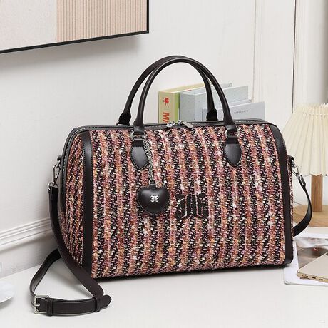 [^:JUT-82250B]NVJłȂAXg[g⃂[hȕ͋CZƍtIVobO͗łCAK􃌃gȃrbO{Xg͈ڒu邱ƊԈႢiVłV[Y[h܂fނJouetie炵S}[N̎hJONՂn[gJCC `[gݍ킹Ďdグ܂Bɂ͖FN₩ȃcB[h̐nQɃIVIcC[hnɂׂ͍ȃD荞܂ApxɂăLLƌ܂BpCsOɂ̓U[fނgpÂfUCɁBTCÝAƉו̎[ł郉[WTCYL[P[X̃nhɑAL[IobNƂĂg܂Bt̃V_[Ŏ΂ߊ|A|\傫JČ₷o₷Eht@Xi[^CvŁAƂ}`Ă̂ŁAו̏oꂪ₷g聝fC[͂Aoꔑsłł̂łꂩ̗sV[YɌđ劈ԈႢȂłyjouetie  BRAND  CONCEPTzXg[gX^Cx[XɃBe[WAbNA[hA}eBbNeCXg̃X^CMIXlXȃXpCXANɎȂNŗVѐSt@bVƃCtX^Cyޏo܂B