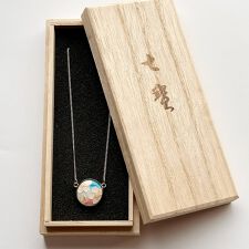 太田七宝×時をかける名刀　七宝焼きペンダント本作長義 | 徳川美術館