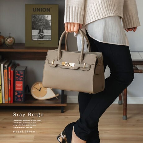 [^:vin3b-18r019n]yfUCzs2waydlɂȂăj[AtZj[ɂgVvȖ{vnhobOBLׂ̍V{̂VNU[ґɎgpAiȕ͋CɎdグ܂BJb`ƎlpVGbgɃxgfUC炵ۂɁBʋ΁EʊwV[łg悤ɃVvȃfUCȂAƎp͔Ă܂Bt̃V_[xgŁA|E΂ߊ|ł̂ꂵ|CgBigX[cX^CAtH[}Zj[ɂg閜\obOłByz}`LAĂ[\B|Pbg[ĂAC[̑OɃI[v|Pbg1BobO̒ɂ͏łt@Xi[t|Pbg2ƁAɎołI[v|Pbg3܂BC[̓t@Xi[ɂȂĂ̂ŁAgSzȂSłByӎzv́AɑώキAV~EԂ̌ƂȂA̐FAFڂ肪܂̂łӉBJ␅ɔG炵ꍇ́A΂₭炩zŐCA`𐮂ĕKAĉBhC[EXg[u̍ł̊͂߉BTCYSIZEFF19cm/F27cm/}`F12cmnhF37cm~F1.5cmA荂F11cmV_[xgF61`116cm~F1.5cmiO\/߉jO|PbgFI[v|Pbg2|PbgFI[v|Pbg3At@Xi[t|Pbg2V_[xgdʁF70gobÔݏdʁF660gfށF{v(gbvU[)dlF2wayobÕCJ̓t@Xi[ɂȂĂ܂B