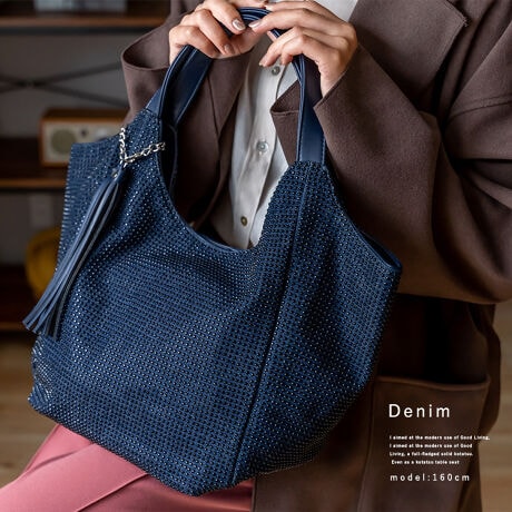 [^:vubb-sp-0074]yfUCzCXg[~l߂ꂽlJWAg[gobOBvȃLoXnɂƕ~l߂ꂽCXg[Ɗpx߂܂B̂lfUCŁAnhɏo邭ƂtH́BCXg[ӂ񂾂ɎgpĂĂdʂ580gƌȏɌyʁBǂȃR[fɂAIgȉłĂVvȃX^Cy߂܂Byzۂ݂̂ʂłƃ}`eʁBobO̒̂SʂɃI[v|PbgAybg{gPȂǂ̎[ɂ֗łBC[̓}OlbgdlɂȂĂ܂Byӎzfނ̐ACȂǂ̎hŐFڂAF̉\܂̂łӉBJEȂǂŔGꂽꍇ́A˓⍂ȏꏊA\ɊĂ炲gpBTCYSIZEFF31cm / F46cmiӁj23cmiӁj / }`F11cmnhF34cm~F2.5cmA荂F18.5cmO|PbgFȂ|PbgFI[v|Pbg4At@Xi[t|Pbg1obÔݏdʁF580gfށFLoX~vobÕCJ̓}OlbgɂȂĂ܂B^bZ`[tiO\j