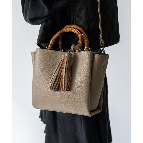 [^:inb-90032p]yfUCzou[nh̃i`ȕANZg̃VvȃXNGA^nhobOBV{̂Ƃ̃tFCNU[Ƀou[fނ̃nh킹AiȈۂɁBRpNgȌڂɁAKi܂pIȃTCYBt̃V_[xg͎O\Ō|obOƂĂy߂܂BobO̒͂R̎[Xy[X\ŁAڂ₷BLC߂ɂJWAɂ킹₷iȈۂ̃nhobOłByzCJ́At@Xi[ɂȂĂ܂BV_[xg͒߉\BOȂAIit@Xi[jI[v|Pbg~1t@Xi[t|Pbg~1yӎzvL̂ɂꍇ܂BɂCɂȂꍇ͈xAĂ炲gpByTCYzSIZEFF20cm / F31cmiӁj22cmiӁj / }`F9cmnhF25.5cm~F1.2cmA荂F8cmV_[xgF64`119cm~F1.8cmiO\/߉jO|PbgFȂ|PbgFAIit@Xi[jAI[v|Pbg1At@Xi[t|Pbg1V_[xgdʁF83gobÔݏdʁF371gfށFPUdlF2wayobÕCJ̓t@Xi[}OlbgɂȂĂ܂B^bZtiO\j