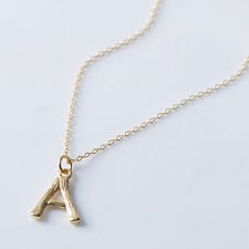 ヴィータフェリーチェ(VitaFelice)のイニシャルチャームネックレス 【aroco/アロコ】