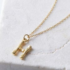 ヴィータフェリーチェ(VitaFelice)のイニシャルチャームネックレス 【aroco/アロコ】