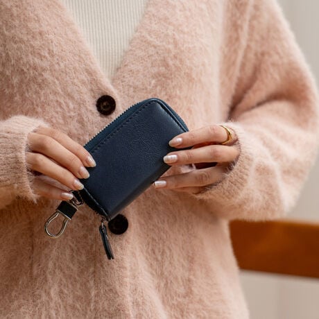 [^:srz-iz1016]yfUCzXvbgU[gp㎿ȃL[P[XBVvȃfUCŒj킸ĝŁA蕨ɂœKłBăRpNgȃTCYBɂ́A6AL[tbNAL[`F[AO\ȃL[OJ[h[łI[v|Pbg2܂B360x]JritbNtŃobOxgtbNɎt\łBTCYSIZEFcF11.5cm F6.5cm ݁F2.5cm|PbgFL[tbN6AL[`F[1AL[O1iO\jAI[v|Pbg2dF92gfށFvCJ̓t@Xi[ɂȂĂ܂BFFVo[JritbNt