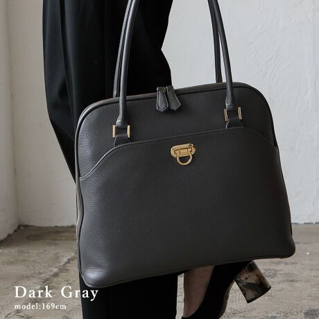 [^:sib-20063n]8̎[|Pbg{vg[gobOB  _炩㎿ȃVNU[gpA LC߂ȏifUCɎdグ܂B  tg̉]ANZgŏiȈۂɁB  J̓_ut@Xi[ɂȂĂ TCh܂ő傫ĴŒg₷łB  NbVޓ|PbgAm[gPC^ubg̎[\B  |₷߂̃nhdlŁAʋΎKɁB ̂tH́AX[cX^C͂JWAR[fɂTCY SIZEFF30cm / F26cmiӁj37cmiӁj/ }`F11cm nhF63cm~F1.8cmA荂F21cm O|PbgFOʍ݋t|Pbg1Awʃt@Xi[t|Pbg1 |PbgFI[v|Pbg3At@Xi[t|Pbg2AXibv{^t|Pbg1 obÔݏdʁF869g fށF{v obÕCJ̓t@Xi[ɂȂĂ܂B FFS[hyӎzv́AɑώキAV~EԂ̌ƂȂA̐FAFڂ肪܂̂łӉBJ␅ɔG炵ꍇ́A΂₭炩zŐCA`𐮂ĕKAĉBhC[EXg[u̍ł̊͂߉B