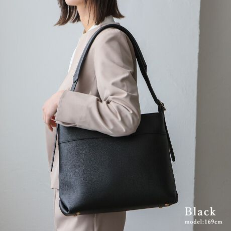 [^:sib-20064n]{v~VvfUCA @\ƃX^C𗼗l̃obOB  A4TCY[\ rWlXނm[gp\RX}[gɎ܂TCYBd͂AgɂœKłB ɂV_[ Ԃ̎gpłւ̕SyNbVfނ̗pBXgbv̒߉\B ɈS̃NbVޓ|Pbg @ׂȃKWFbgX}[gtHՌ݌vBSĎ^ׂ̂|CgłB ▭ȏ_炩 obO݌vȂAd_炩ȂKxȎŁAڂgSnQB TCY SIZEFF27cm / F34cm / }`F12cm V_[xgF60`89cm~F4.2cmiO\/߉j V_[xgF24`40cm O|PbgFwʃI[v|Pbg1 |PbgFI[v|Pbg2At@Xi[t|Pbg1ANbVޓzbN{^t|Pbg1 obÔݏdʁF658g fށF{v obÕCJ̓t@Xi[ɂȂĂ܂B FFS[hyӎzv́AɑώキAV~EԂ̌ƂȂA̐FAFڂ肪܂̂łӉBJ␅ɔG炵ꍇ́A΂₭炩zŐCA`𐮂ĕKAĉBhC[EXg[u̍ł̊͂߉B