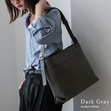 [^:sib-20064n]{v~VvfUCA @\ƃX^C𗼗l̃obOB  A4TCY[\ rWlXނm[gp\RX}[gɎ܂TCYBd͂AgɂœKłB ɂV_[ Ԃ̎gpłւ̕SyNbVfނ̗pBXgbv̒߉\B ɈS̃NbVޓ|Pbg @ׂȃKWFbgX}[gtHՌ݌vBSĎ^ׂ̂|CgłB ▭ȏ_炩 obO݌vȂAd_炩ȂKxȎŁAڂgSnQB TCY SIZEFF27cm / F34cm / }`F12cm V_[xgF60`89cm~F4.2cmiO\/߉j V_[xgF24`40cm O|PbgFwʃI[v|Pbg1 |PbgFI[v|Pbg2At@Xi[t|Pbg1ANbVޓzbN{^t|Pbg1 obÔݏdʁF658g fށF{v obÕCJ̓t@Xi[ɂȂĂ܂B FFS[hyӎzv́AɑώキAV~EԂ̌ƂȂA̐FAFڂ肪܂̂łӉBJ␅ɔG炵ꍇ́A΂₭炩zŐCA`𐮂ĕKAĉBhC[EXg[u̍ł̊͂߉B