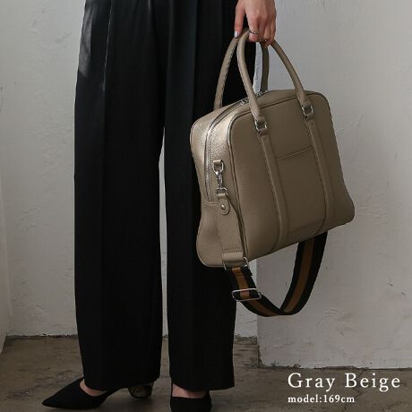 [^:sib-20072n][͂ƃfUC˔A XNGA{XgobOB  A4TCYΉ C[ɂA4TCY̏ނ[łAdɂvCx[gɂ劈B 7̎[|Pbg obOOɕ̃|PbgzuĂ̂ōׂ₩Ȏ[܂B {vf _炩㎿ȃVNU[gpAiȈۂɁB _ut@Xi[ TCh܂ő傫ĴŒg₷o₷B XgCṽe[vV_[xgt obOɂĂ邾ŁA؂₩ANZgɂȂ܂B|E΂ߊ|ł̂ꂵ|CgB et obO̒ɕe{ĂA⏝ی삵܂B ֗ȓ|Pbg 5̓|PbĝŁAobOŖqɂȂ肪ȃACe萮ł܂B TCY obO SIZEFF29cm / F25cmiӁj35cmiӁj/ }`F10cm nhF43cm~F1.5cmA荂F14cm V_[xgF79`121cm~F4.8cmiO\/߉j O|PbgFOʃI[v|Pbg1AwʃI[v|Pbg1 |PbgFI[v|Pbg3At@Xi[t|Pbg2 V_[xgdʁF152g obÔݏdʁF786g fށFVN dlF2way obÕCJ̓t@Xi[ɂȂĂ܂B FFVo[yӎzv́AɑώキAV~EԂ̌ƂȂA̐FAFڂ肪܂̂łӉBJ␅ɔG炵ꍇ́A΂₭炩zŐCA`𐮂ĕKAĉBhC[EXg[u̍ł̊͂߉B