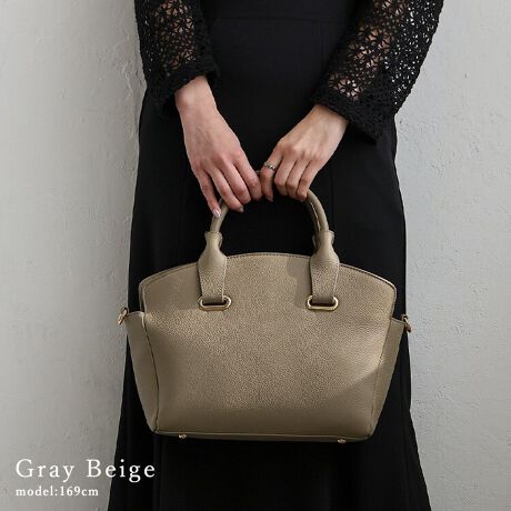 [^:sib-20079n][A O2̕\y߂nhobOB  EB5TCYΉ ڈȏ̎[͂Ƌ@\˔DGobOB̂Ō^ꂵɂAg₷QB tbvdl ^b`ŃX[YɊJ߂ł̂ŁAו̏oꂪNNI V_[xgt |E΂ߊ|ƃX^CύXR݂ɁB ʃfUC obȎOňقȂfUC̗pB͋C؂ւ̂ŁAł炵X^Coł܂B Zj[obOƂ VviȃfUĆAigtH[}ȃV[܂ŕL􂵂܂B y{v̍z _炩㎿ȃVNU[gpBgނقǂɖ킢[ȂAp܂B TCY SIZEFF20cmiTChj25cmij / F34cmiӁj21cmiӁj / }`F14cm nhF33cm~F1.5cmA荂F12cm V_[xgF68`126cm~F1.6cmiO\/߉j O|PbgFwʃI[v|Pbg1 |PbgFI[v|Pbg2At@Xi[t|Pbg2 V_[xgdʁF77g obÔݏdʁF521g fށFVN dlF2way obÕCJ̓}OlbgɂȂĂ܂B FFS[hyӎzv́AɑώキAV~EԂ̌ƂȂA̐FAFڂ肪܂̂łӉBJ␅ɔG炵ꍇ́A΂₭炩zŐCA`𐮂ĕKAĉBhC[EXg[u̍ł̊͂߉B