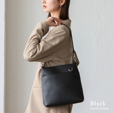 [^:sib-20058n]{v2WAYV_[obOꂽfUCƍg˔2WAYV_[obOłB㎿ȃVNU[ӂ񂾂ɎgpAVvłȂGKgȈۂ^fUC͂łBOʂDJɂ́AL[`[₨DȃANZT[ăJX^}CYł̂|CgłB܂Aɂ̓iXJtĂA[̂ɂ֗Bgǋ@\͂łBRpNgȂ[͔QIz500mlybg{g܂TCYŁAKvȂ̂Ɛł܂BOʂɂ̓t@Xi[|PbgAwʂɂ|PbgtĂAɕ֗Ɏ[\łBnhƃV_[xgZbgŁAprɍ킹Ďg\łB|΂ߊ|ɂł̂ŁAOõX^Cɍ킹ĎRɊy߂܂BTCYSIZEFF25cm / F22cmiӁj25cmiӁj / }`F9cmnhF49.5cm~F2.3cmA荂F28cmiO\/ߕsjV_[xgF67`126cm~F1.5cmiO\/߉jO|PbgFOʃt@Xi[t|Pbg1AwʃI[v|Pbg1|PbgFI[v|Pbg1At@Xi[t|Pbg1V_[xgdʁF92gnhdʁF54gobÔݏdʁF400gfށF{vdlF2wayobÕCJ̓t@Xi[ɂȂĂ܂BFFVo[C[ɌtiXJtOʂDJtyӎzv́AɑώキAV~EԂ̌ƂȂA̐FAFڂ肪܂̂łӉBJ␅ɔG炵ꍇ́A΂₭炩zŐCA`𐮂ĕKAĉBhC[EXg[u̍ł̊͂߉B