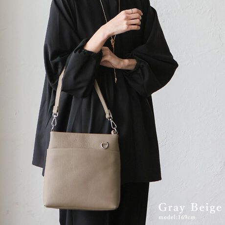 [^:sib-20058n]{v2WAYV_[obOꂽfUCƍg˔2WAYV_[obOłB㎿ȃVNU[ӂ񂾂ɎgpAVvłȂGKgȈۂ^fUC͂łBOʂDJɂ́AL[`[₨DȃANZT[ăJX^}CYł̂|CgłB܂Aɂ̓iXJtĂA[̂ɂ֗Bgǋ@\͂łBRpNgȂ[͔QIz500mlybg{g܂TCYŁAKvȂ̂Ɛł܂BOʂɂ̓t@Xi[|PbgAwʂɂ|PbgtĂAɕ֗Ɏ[\łBnhƃV_[xgZbgŁAprɍ킹Ďg\łB|΂ߊ|ɂł̂ŁAOõX^Cɍ킹ĎRɊy߂܂BTCYSIZEFF25cm / F22cmiӁj25cmiӁj / }`F9cmnhF49.5cm~F2.3cmA荂F28cmiO\/ߕsjV_[xgF67`126cm~F1.5cmiO\/߉jO|PbgFOʃt@Xi[t|Pbg1AwʃI[v|Pbg1|PbgFI[v|Pbg1At@Xi[t|Pbg1V_[xgdʁF92gnhdʁF54gobÔݏdʁF400gfށF{vdlF2wayobÕCJ̓t@Xi[ɂȂĂ܂BFFVo[C[ɌtiXJtOʂDJtyӎzv́AɑώキAV~EԂ̌ƂȂA̐FAFڂ肪܂̂łӉBJ␅ɔG炵ꍇ́A΂₭炩zŐCA`𐮂ĕKAĉBhC[EXg[u̍ł̊͂߉B