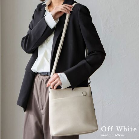 [^:sib-20058n]{v2WAYV_[obOꂽfUCƍg˔2WAYV_[obOłB㎿ȃVNU[ӂ񂾂ɎgpAVvłȂGKgȈۂ^fUC͂łBOʂDJɂ́AL[`[₨DȃANZT[ăJX^}CYł̂|CgłB܂Aɂ̓iXJtĂA[̂ɂ֗Bgǋ@\͂łBRpNgȂ[͔QIz500mlybg{g܂TCYŁAKvȂ̂Ɛł܂BOʂɂ̓t@Xi[|PbgAwʂɂ|PbgtĂAɕ֗Ɏ[\łBnhƃV_[xgZbgŁAprɍ킹Ďg\łB|΂ߊ|ɂł̂ŁAOõX^Cɍ킹ĎRɊy߂܂BTCYSIZEFF25cm / F22cmiӁj25cmiӁj / }`F9cmnhF49.5cm~F2.3cmA荂F28cmiO\/ߕsjV_[xgF67`126cm~F1.5cmiO\/߉jO|PbgFOʃt@Xi[t|Pbg1AwʃI[v|Pbg1|PbgFI[v|Pbg1At@Xi[t|Pbg1V_[xgdʁF92gnhdʁF54gobÔݏdʁF400gfށF{vdlF2wayobÕCJ̓t@Xi[ɂȂĂ܂BFFVo[C[ɌtiXJtOʂDJtyӎzv́AɑώキAV~EԂ̌ƂȂA̐FAFڂ肪܂̂łӉBJ␅ɔG炵ꍇ́A΂₭炩zŐCA`𐮂ĕKAĉBhC[EXg[u̍ł̊͂߉B