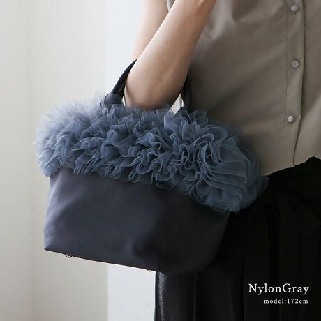 [^:inb-90085z]2ނ̐nIׂ2wayg[gobO {[̂`[R[fɃANZgĂ܂B 2waydlȂ̂ŃV[Cɍ킹ăAW\B V_[obOƂĎgƂłAg[gobOƂĂg܂B  ڈȏɎ[͂A̕Ki[ł܂B zAX}zAPAσ|[`ȂǁAƂ̂ɍœKłBDETAIL E傫JāAg₷B ECJ̓}OlbgłB EetŒuƂSłB  FABRIC EiCƃ|GXeBSIZESPEC SIZEFF22cm / F33cmiӁj19cmiӁj / }`F19cm nhF31cm~F1.8cmA荂F11cm V_[xgF63`119cm~F1.7cmiO\/߉j O|PbgFȂ |PbgFI[v|Pbg1At@Xi[t|Pbg1 V_[xgdʁF62g obÔݏdʁF236g fށFiCFiC/|GXe F|GXe dlF2way obÕCJ̓}OlbgɂȂĂ܂B FFVo[