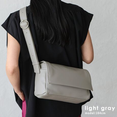 [^:inb-10202p]ɂ傤ǂAl̃{fBobO  uƂ܂ŁvAułvB l̏̃CtX^Cɂ҂YAiŎpIȃ{fBobOB ~j}ȃfUCŁAǂȃR[fɂ}b`܂B X}zAzAȂǂ̕Ki[łAʋ΁Eʊw₿ƂoɂœKłB  500mlybg{g[\ _炩ȕ̃tFCNU[ }Olbgtbv TbƊJ߂ł}OlbgtbvɉāAɂ͂ƃt@Xi[tĂĈSłB 3̎[|Pbg obOOɕ̃|PbgzuĂ̂ōׂ₩Ȏ[܂B V_[xg t̃V_[xgŁA|E΂ߊ|ł̂ꂵ|CgB ֗ȓ|Pbg 2̓|PbĝŁAobOŖqɂȂ肪ȃACe萮ł܂BTCY SIZEFF17cm / F27cm / }`F10cm V_[xgF83`119cm~F3.5cm V_[xgF30`50cm O|PbgFwʃt@Xi[t|Pbg1 |PbgFI[v|Pbg1At@Xi[t|Pbg1 obÔݏdʁF474g fށFPU obÕCJ̓}Olbgt@Xi[ɂȂĂ܂B FFVo[yӎzvL̂ɂꍇ܂BɂCɂȂꍇ͈xAĂ炲gpB