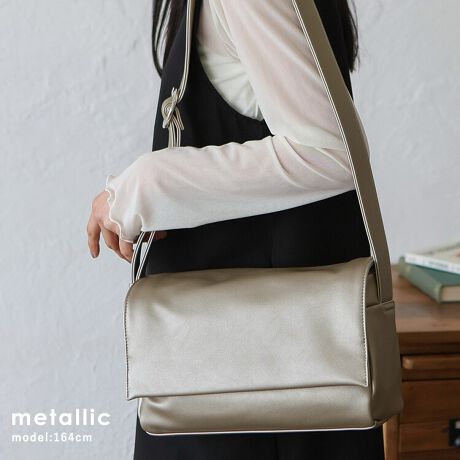 [^:inb-10202p]ɂ傤ǂAl̃{fBobO  uƂ܂ŁvAułvB l̏̃CtX^Cɂ҂YAiŎpIȃ{fBobOB ~j}ȃfUCŁAǂȃR[fɂ}b`܂B X}zAzAȂǂ̕Ki[łAʋ΁Eʊw₿ƂoɂœKłB  500mlybg{g[\ _炩ȕ̃tFCNU[ }Olbgtbv TbƊJ߂ł}OlbgtbvɉāAɂ͂ƃt@Xi[tĂĈSłB 3̎[|Pbg obOOɕ̃|PbgzuĂ̂ōׂ₩Ȏ[܂B V_[xg t̃V_[xgŁA|E΂ߊ|ł̂ꂵ|CgB ֗ȓ|Pbg 2̓|PbĝŁAobOŖqɂȂ肪ȃACe萮ł܂BTCY SIZEFF17cm / F27cm / }`F10cm V_[xgF83`119cm~F3.5cm V_[xgF30`50cm O|PbgFwʃt@Xi[t|Pbg1 |PbgFI[v|Pbg1At@Xi[t|Pbg1 obÔݏdʁF474g fށFPU obÕCJ̓}Olbgt@Xi[ɂȂĂ܂B FFVo[yӎzvL̂ɂꍇ܂BɂCɂȂꍇ͈xAĂ炲gpB