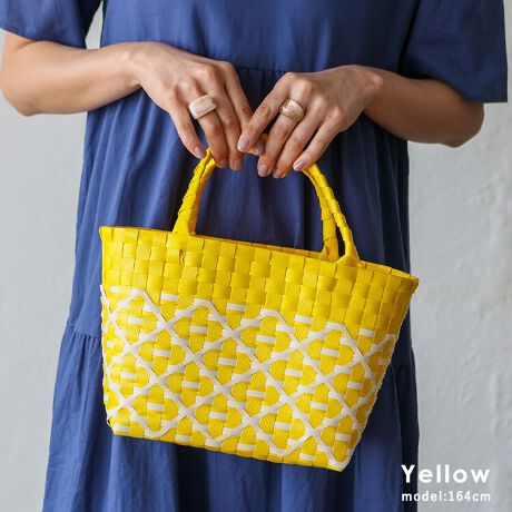 [^:nsb-30303p]gJhg[gobOƂAsNjbN܂ŕL􂷂郁JhobOB  JhobOƂ LVRł̓}VFijobOӖ܂BڂJtŉ炵AƂĂvȂ̂ŃKVKVg閜\ACełB|vsfނ̃e[vAЂƂЂƂōꂽLVR̎H|i̊yA͂łB ɋAGĂTbƐ@OK JɋAĂTbƐ@̊ȒPB܂AKVKVgĉĂ􂦂̂ŉJ̓r[`ɂ҂B g͎R ߕG݂̎[ɂ֗ŁAlXȗprłg܂B yʂŎ^т₷ îo͂̂ƁAyďvȂ̂łobOƂďd󂵂܂B NXp^[ ǂ݂fUCŁAVvȕɂfANZgɁBŋCオ܂BTCY SIZEFF19cm / F25cmiӁj21cmiӁj / }`F12cm nhF34cm~F1.4cmA荂F12cm O|PbgFȂ |PbgFȂ obÔݏdʁF164g fށF|G` obÕCJ̓I[vɂȂĂ܂B