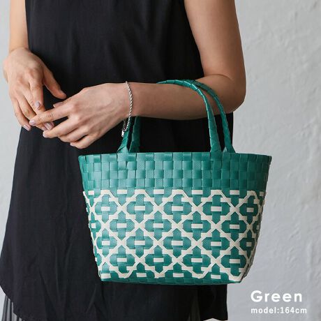 [^:nsb-30303p]gJhg[gobOƂAsNjbN܂ŕL􂷂郁JhobOB  JhobOƂ LVRł̓}VFijobOӖ܂BڂJtŉ炵AƂĂvȂ̂ŃKVKVg閜\ACełB|vsfނ̃e[vAЂƂЂƂōꂽLVR̎H|i̊yA͂łB ɋAGĂTbƐ@OK JɋAĂTbƐ@̊ȒPB܂AKVKVgĉĂ􂦂̂ŉJ̓r[`ɂ҂B g͎R ߕG݂̎[ɂ֗ŁAlXȗprłg܂B yʂŎ^т₷ îo͂̂ƁAyďvȂ̂łobOƂďd󂵂܂B NXp^[ ǂ݂fUCŁAVvȕɂfANZgɁBŋCオ܂BTCY SIZEFF19cm / F25cmiӁj21cmiӁj / }`F12cm nhF34cm~F1.4cmA荂F12cm O|PbgFȂ |PbgFȂ obÔݏdʁF164g fށF|G` obÕCJ̓I[vɂȂĂ܂B