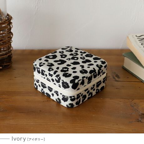 [^:nsz-30315p]Ip[hXNGAANZT[P[XiYwIp[hx ^тɕ֗ȃANZT[P[XB  Ip[h G̗ǂȂ߂炩Ȏ̐ngpAIp[h̏iۗ܂B 3̃tbN[ 㕔ɃlbNXuXbg|邱ƂotbNASt̃|PbĝŃ`[t̂ANZT[[\B O\Ȏd؂t 4ɕod؂ōׂ₩Ȏ[\ɁBd؂͎O\Ȃ̂ŁA傫߂̃bvȂǂ邱Ƃo܂B O[ ߂̃NbVO[tBŒł̂ŁA̐SzȂSłB t@Xi[^Cv ANZT[̗hASɎ^щ\B XEF[hn ̓XEF[hnɂȂĂ̂ŁAtɂdlɁB ł◷sɂ CeAƂĂAs̎^тɂ֗Ȏ[P[XłBTCY SIZEFF5cm / F9.5cm / sF9.5cm dʁF101g fށFPU CJ̓t@Xi[ɂȂĂ܂ByӎzvL̂ɂꍇ܂BɂCɂȂꍇ͈xAĂ炲gpB