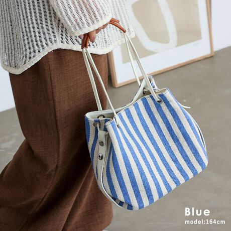 [^:nsb-30300z]u₩ȃXgCvڂLoXobOB  2WAYdlŎR݂Ȏg O\ȃV_[XgbvtB|̃V_[obOƂĂĝŁAV[X^Cɍ킹Ďg֗2WAYdlłB RpNgȂ甲Q̎[ ڂ͂ƂRpNgTCYBłAz500mlybg{g܂pĂ܂B ܂܂ȃV[Ŋ i`ȕƒ悢JWA͂ŁAfC[g͂AW[◷sɂ҂BTCY SIZEFF22cm / F32cmiJj20cmijiӁj20cm / 24cmiӁj / }`F14cm nhF55cm~F1.8cmA荂F22cm V_[xgF69cm~F1.8cmiO\/ߕsj O|PbgFȂ |PbgFI[v|Pbg2At@Xi[t|Pbg1 V_[xgdʁF33g obÔݏdʁF224g fށFLoXEPU dlF2way obÕCJ̓}OlbgɂȂĂ܂Byӎzfނ̐ACȂǂ̎hŐFڂAF̉\܂̂łӉBJEȂǂŔGꂽꍇ́A˓⍂ȏꏊA\ɊĂ炲gpB