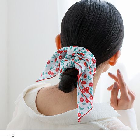 [^:nsz-30327z]̃R[fɃvXI ANZgɂ҂̑XJ[tB  \tg^b`ȃ|GXen _炩G̗ǂ|GXengpBɊĂ`N`NSłB ؂₩ȑ12 Iׂ12ނ̑fUCBt[A{^jJAt[cȂǖLxȃfUCłB lXȎg ɊāAɊāAɊāc̃ANZgɁBTCY SFS55cm~55cm dF25g fށF|GXe