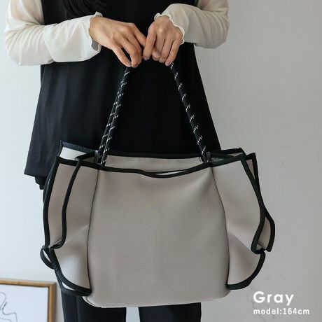 [^:ubb-sp-0456]t2wayg[gobO傫ȃtڂg[gobOBA4TCYyX[oAeʂBIGTCYB傫ȃtڂӂӂȃtA̃R[fBl[gɉ؂₩vXBŜ̃VGbgɂAJWAAlۂۂɎdグ܂B|GXefރTƂŃLC߃R[fȂǂƑCɂ鏝▀Ղɋyʂȃ|GXeBLk̂_炩BA4TCYΉA4TCY̏ނ[łAdɂvCx[gɂ劈B߂̃nhAE^[̏ォł|₷߂̃nh̗pB}`LՂ[\莩}`̍LfUCBKi܂̂ŕigɂœKBTCYSIZEFF28cm / F38cmiӁj30cmiӁj / }`F14cmnhF54cm~F0.8cmA荂F23cmO|PbgFȂ|PbgFI[v|Pbg2At@Xi[t|Pbg1obÔݏdʁF370gfށF|GXedlF2wayobÕCJ̓t@Xi[ɂȂĂ܂BFFVo[