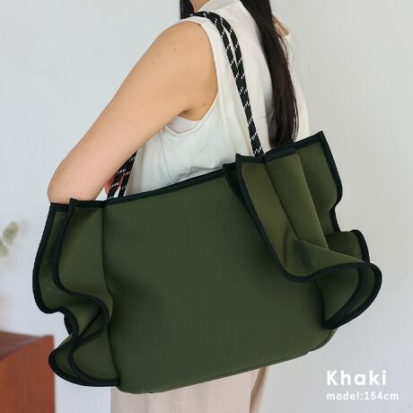 [^:ubb-sp-0456]t2wayg[gobO傫ȃtڂg[gobOBA4TCYyX[oAeʂBIGTCYB傫ȃtڂӂӂȃtA̃R[fBl[gɉ؂₩vXBŜ̃VGbgɂAJWAAlۂۂɎdグ܂B|GXefރTƂŃLC߃R[fȂǂƑCɂ鏝▀Ղɋyʂȃ|GXeBLk̂_炩BA4TCYΉA4TCY̏ނ[łAdɂvCx[gɂ劈B߂̃nhAE^[̏ォł|₷߂̃nh̗pB}`LՂ[\莩}`̍LfUCBKi܂̂ŕigɂœKBTCYSIZEFF28cm / F38cmiӁj30cmiӁj / }`F14cmnhF54cm~F0.8cmA荂F23cmO|PbgFȂ|PbgFI[v|Pbg2At@Xi[t|Pbg1obÔݏdʁF370gfށF|GXedlF2wayobÕCJ̓t@Xi[ɂȂĂ܂BFFVo[